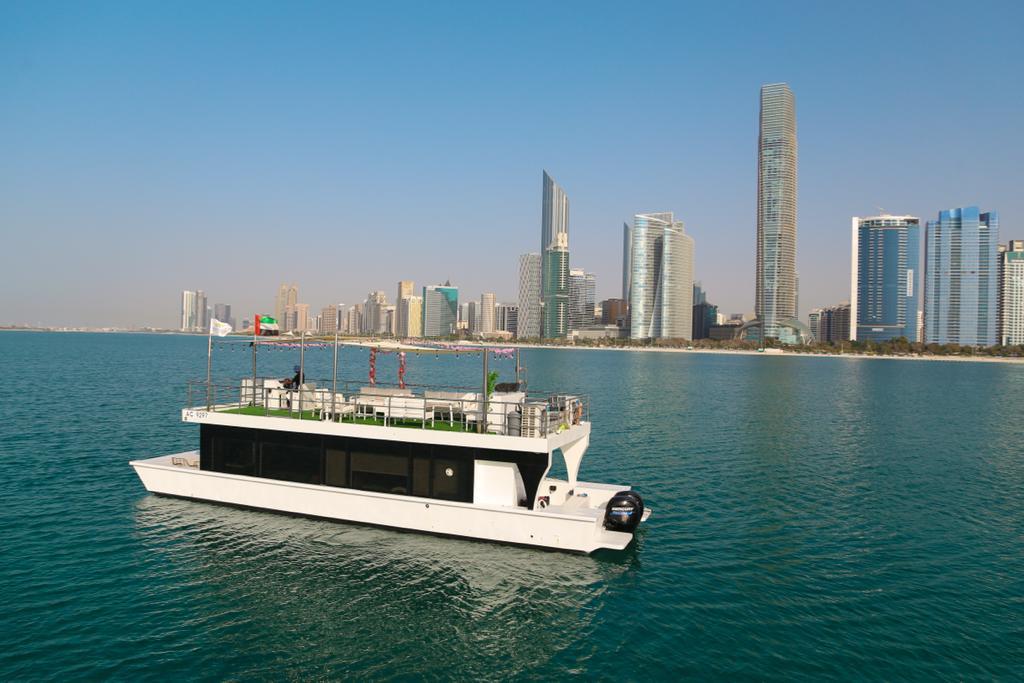 Royal 4 Yacht Exterior